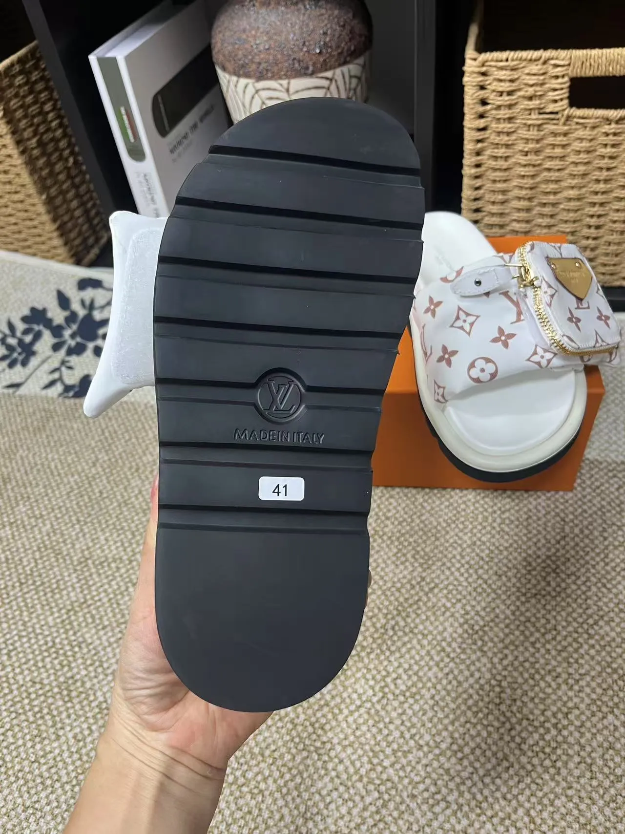 P380 yuan LV Louis Vuitton Full of high-end feel! A popular model among bloggers at home and abroad, it’s retro and fashionable, and looks stunning on your feet! Mainly recommended model on the official website★ ━━━━━ ЅᏇєєt ━━━━━ ▪️Upper: original calfskin ➕5D printing process ▪️Inner: imported mixed sheepskin ▪️Outsole: original molded foam outsole ▪️Size: Female 35-40 Men's 39-44 (women's 41 men's 45)
